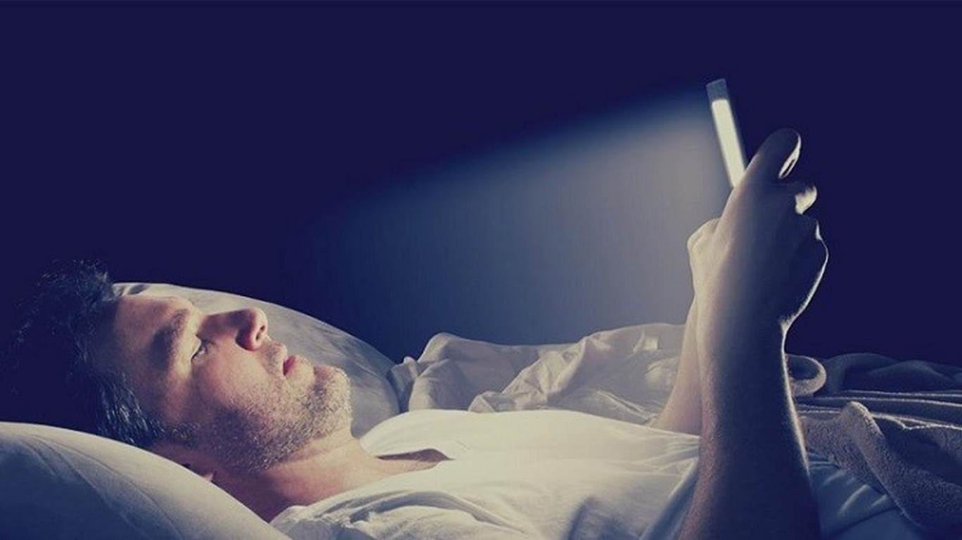 کار با موبایل در شب