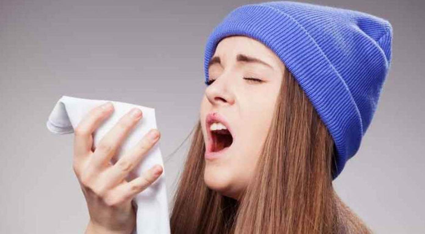 عطسه و بستن چشمها