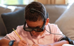 عینک‌ هوشمندی که با ازدست رفتن تمرکز، تیره و تاریک می‌شود