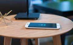 میز هوشمند با قابلیت شارژ بی سیم موبایل طراحی شد